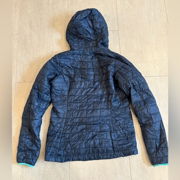 Patagonia Gray Puffer Jacket with Green Accents - Picture 3 of 5